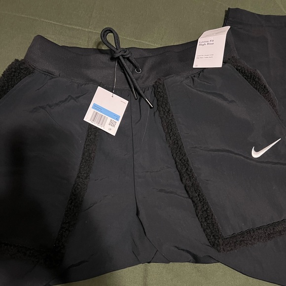 Nike Women's
Sportswear Essential
Woven High Rise Pants size small - Picture 2 of 9